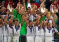 Pengendali Jerman, Joachim Loew (kanan) meraikan kejayaan memenangi Piala Dunia 2014 bersama pasukannya selepas menewaskan Argentina 1-0 dalam perlawanan akhir di Stadium Maracana, Rio de Janeiro, Brazil. - AFP
