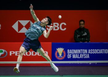Justin Hoh tewas kepada Anthony Sinisuka Ginting dari Indonesia pada pusingan pertama Kejohanan Badminton Malaysia Masters 2026 di Unifi Arena, Kuala Lumpur, hari ini. - UTUSAN/IQBAL ROSLI