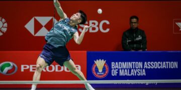 Justin Hoh tewas kepada Anthony Sinisuka Ginting dari Indonesia pada pusingan pertama Kejohanan Badminton Malaysia Masters 2026 di Unifi Arena, Kuala Lumpur, hari ini. - UTUSAN/IQBAL ROSLI