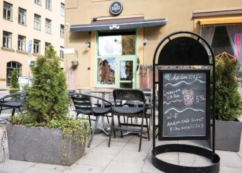 ANDON Café kelihatan seperti kedai kopi biasa. Namun ia dikendalikan sepenuhnya oleh chatbot AI dengan barista manusia melaksanakan arahannya. – AFP