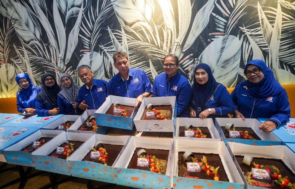 29 sekolah di Putrajaya terima hadiah kek sempena Hari Guru
