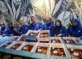 MOHD Hisamudin Yahaya (lima kiri) bersama kek untuk diagihkan kepada warga pendidik di Putrajaya sempena sambutan Hari Guru di Putrajaya. - UTUSAN/FAISOL MUSTAFA
