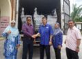 MOHD Hisamudin Yahaya (tiga kanan) menyerahkan sumbangan kerusi kepada Pengetua SMK Putrajaya Presint 14 (1), Hassim Markom (dua kiri) pada penyerahan kerusi untuk sekolah itu di Putrajaya. - UTUSAN/FAISOL MUSTAFA