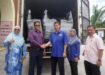 MOHD Hisamudin Yahaya (tiga kanan) menyerahkan sumbangan kerusi kepada Pengetua SMK Putrajaya Presint 14 (1), Hassim Markom (dua kiri) pada penyerahan kerusi untuk sekolah itu di Putrajaya. - UTUSAN/FAISOL MUSTAFA