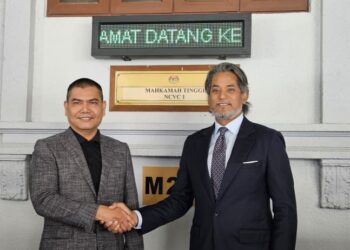 KHAIRY Jamaludin Abu Bakar berjabat tangan dengan Ketua UMNO Bahagian Sungai Besar, Datuk Seri Jamal Md. Yunos selepas kedua-duanya bersetuju untuk menyelesaikan kes saman fitnah secara baik di Mahkamah Tinggi Kuala Lumpur di sini hari ini.