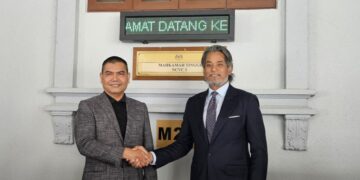 KHAIRY Jamaludin Abu Bakar berjabat tangan dengan Ketua UMNO Bahagian Sungai Besar, Datuk Seri Jamal Md. Yunos selepas kedua-duanya bersetuju untuk menyelesaikan kes saman fitnah secara baik di Mahkamah Tinggi Kuala Lumpur di sini hari ini.