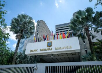 PEMEGANG akaun mempunyai hak untuk membuat aduan kepada Bank Negara Malaysia (BNM) bagi mendapatkan semakan awal terhadap sebarang isu berkaitan transaksi, caj atau tindakan bank yang dianggap tidak wajar.