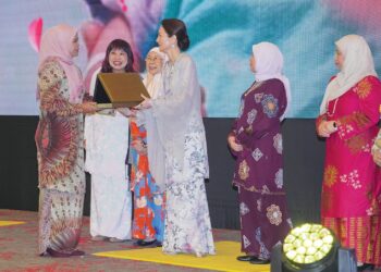 TUANKU Zara Salim berkenan menyampai Anugerah Khas Inspirasi Ibu kepada Nurul Zaanizila Mohd. Zain
sempena Sambutan Hari Ibu Peringkat Kebangsaan 2026 di Kuala Lumpur, semalam. – UTUSAN/SADDAM
YUSOFF