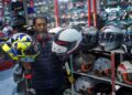 MOHD Bakri Che Din (kiri) ketika ditemui di premis Mecinda Racing.