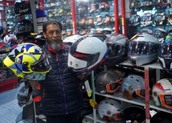 MOHD Bakri Che Din (kiri) ketika ditemui di premis Mecinda Racing.