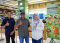 FARID Hamidin (kiri) bersama Pengarah syarikat, Rahim Sepahtu (tengah) dan Hani Omas ketika ditemui Utusan Malaysia mengenai pensijilan halal premis berkenaan di Kuala Lumpur baru-baru ini. UTUSAN/SADDAM YUSOFF