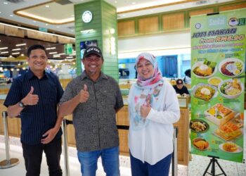 FARID Hamidin (kiri) bersama Pengarah syarikat, Rahim Sepahtu (tengah) dan Hani Omas ketika ditemui Utusan Malaysia mengenai pensijilan halal premis berkenaan di Kuala Lumpur baru-baru ini. UTUSAN/SADDAM YUSOFF