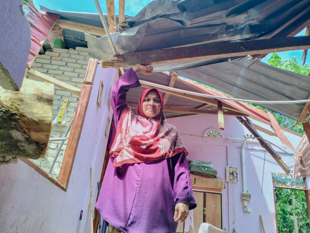 Bapa, anak cedera rumah dihempap pokok usia 50 tahun
