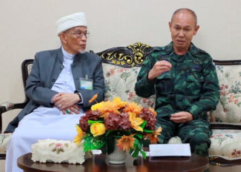 WEADURAMAE Mammingji (kiri) mengadakan perbincangan dengan ISOC4 di pejabatnya di Pattani, Thailand.