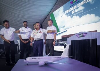 AMIRUDIN Shari (dua kanan) bersama Abdul Offar (dua dari kiri) pada Majlis Pembukaan Rasmi Fasiliti Aeroangkasa Impeccable Vintage Properties (IVP) di Kompleks IVP di sini, semalam. - UTUSAN/MUHAMAD IQBAL ROSLI