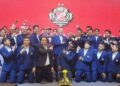 Skuad Kelantan Red Warrior FC bersama jurulatih Irfan Bakti Abu Salim (tengah) dalam majlis makan malam di di Kota Bharu, kelmarin. - UTUSAN/MUSTAQIM MOHAMED