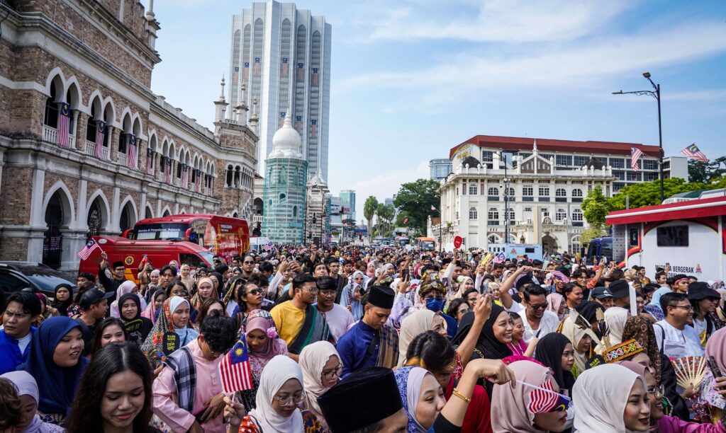 Keretapi Sarong vs Festival Air: Mana lebih Malaysia?