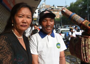 LHAKPA (kiri) dan Kami Rita (kanan). - AFP