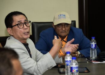 TIMBALAN Presiden Olahraga Malaysia (MA), Wan Hisham Wan Salleh (kiri) akan emimpin badan induk itu hingga Jun.-IHSAN FB MA
