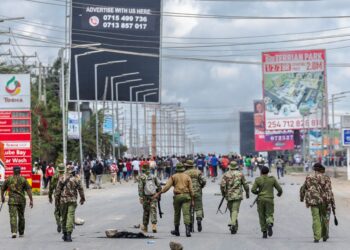 Polis mara ke arah sekumpulan penunjuk perasaan di sepanjang Jalan Namanga di Kitengela semalam. - AFP