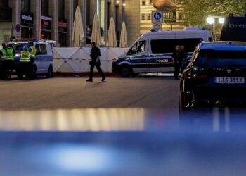 ANGGOTA polis berkawal di lokasi kejadian di Leipzig. - AFP
