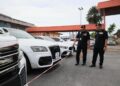 MOHD. Misuari Abdullah (kiri) memeriksa kenderaan mewah yang dirampas pada sidang media selepas Ops Luxury 2.0  di JPJ Panji, Kota Bharu, Kelantan. - UTUSAN/KAMARUL BISMI KAMARUZAMAN