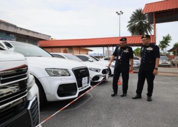 MOHD. Misuari Abdullah (kiri) memeriksa kenderaan mewah yang dirampas pada sidang media selepas Ops Luxury 2.0  di JPJ Panji, Kota Bharu, Kelantan. - UTUSAN/KAMARUL BISMI KAMARUZAMAN