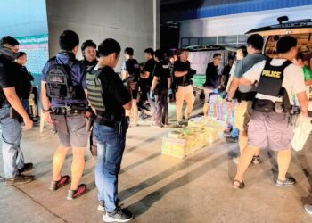 PIHAK berkuasa Thailand merampas 300 kilogram yang diseludup ke Selatan Thai sebelum dibawa ke negara jiran di sebuah stesen minyak 
di Bangkok. – IHSAN ONCB