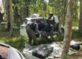 ANGGOTA Polis Daerah Na Thawi memunggah syabu dari sebuah kereta yang ditinggalkan dalam ladang getah di Ban Prakob, Na Thawi, Thailand.