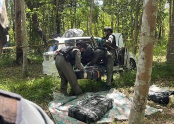 ANGGOTA Polis Daerah Na Thawi memunggah syabu dari sebuah kereta yang ditinggalkan dalam ladang getah di Ban Prakob, Na Thawi, Thailand.