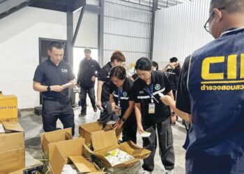 BIRO Siasatan Pusat dan Bahagian Perlindungan Pengguna Polis Wilayah 4 merampas pewarna rambut dari Malaysia yang didakwa mengandungi bahan berbahaya kepada pengguna dalam operasi di Phatum Thani, Thailand minggu lalu.