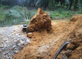 KEADAAN lokasi kejadian yang meragut nyawa dua lelaki ketika melombong emas di kawasan anak sungai Ladang Sawit Jerimbong, Jeli, Kelantan. - UTUSAN/KAMARUL BISMI KAMARUZAMAN