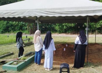 JENAZAH Nurfisya Zulkifly dikebumikan di Tanah Perkuburan Islam Kampung Periang, Enggor di Kuala Kangsar, Perak, semalam.