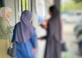 SHIKIN (tengah) ketika ditemui di pekarangan KPTM Lembah Sireh dekat Kota Bharu, Kelantan.