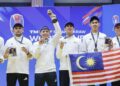 Skuad kuadran dibarisi Muhammad Afifuddin Mohd Razali, Muhammad Shahalri Aiman Halim, Muhammad Fetri Mohd Halim, Amirul Zazwan Amir dan Aidil Aiman Azwawi muncul juara pada perlawanan akhir di Stadium Titiwangsa, kelmarin. - UTUSAN/SHIDDIEQIIN ZON