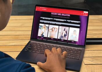 LAMAN sesawang yang menawarkan  aktiviti tidak bermoral termasuk menjual diri di internet.