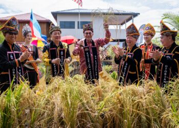 ANWAR Ibrahim ketika merasmikan Pesta Kaamatan Peringkat Negeri Sabah 2026 di Hongkod Koisaan, Persatuan Kebudayaan Kadazandusun (KDCA), Kota Kinabalu, Sabah, semalam. – FACEBOOK ANWAR IBRAHIM