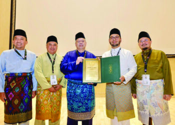 ZULKIFLI Hasan (dua dari kanan) dan Pengerusi Tabung Haji, Tan Sri Abdul Rashid Hussain (tengah) serta  pengurusan Tabung Haji bersama Anugerah Diamond Award Labbaitom semalam.