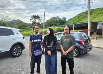HASZMAN Othman (kanan) dan Jasima Saludin ketika ditemui di Kuala Woh di Tapah, Perak, semalam. – MINGGUAN/AIN SAFRE BIDIN
