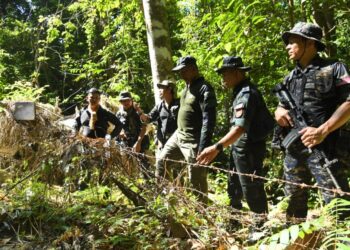 MUHAMMAD Abdul Halim (iga dari kanan) ketika melakukan tinjauan di kawasan berhutan di sempadan Padang Besar, Perlis baru-baru ini.