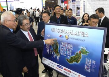 JOHARI Abdul Ghani ketika hadir pada majlis pelancaran SEMICON Asia Tenggara 2026 di Kuala Lumpur semalam.- KEMENTERIAN PELABURAN, PERDAGANGAN DAN INDUSTRI.