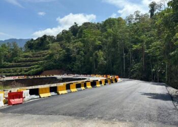 LENCONGAN Jalan Gua Musang-Lojing dekat Pos Blau, Gua Musang, Kelantan dibuka esok untuk kemudahan orang ramai.