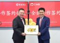 CHU Kok Wei (kiri) dan Naib Presiden Eksekutif China Merchants Bank, Lei Cai Hua pada majlis memeterai kerjasama strategik antara kedua-dua bank bagi menyediakan penyelesaian perbankan rentas sempadan China-ASEAN baru-baru ini.