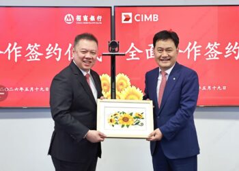 CHU Kok Wei (kiri) dan Naib Presiden Eksekutif China Merchants Bank, Lei Cai Hua pada majlis memeterai kerjasama strategik antara kedua-dua bank bagi menyediakan penyelesaian perbankan rentas sempadan China-ASEAN baru-baru ini.