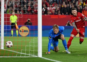 PEMAIN Freiburg, Lukas Kuebler menjaringkan gol pertama pasukannya ketika menentang Braga dalam aksi separuh akhir kedua Liga Europa, semalam. - AFP