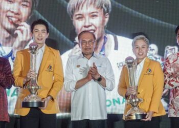 Anwar Ibrahim bersama Olahragawan dan Olahragawati Kebangsaan 2025, Chen Tang Jie (dua dari kiri) dan Toh Ee Wei pada majlis Anugerah Sukan Negara 2025 di Bukit Jalil, semalam. Turut hadir Menteri Belia dan Sukan, Dr. Mohammed Taufik Johari dan timbalannya, Mordi  Bimol. – UTUSAN/ISKANDAR ISHAK