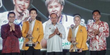 Anwar Ibrahim bersama Olahragawan dan Olahragawati Kebangsaan 2025, Chen Tang Jie (dua dari kiri) dan Toh Ee Wei pada majlis Anugerah Sukan Negara 2025 di Bukit Jalil, semalam. Turut hadir Menteri Belia dan Sukan, Dr. Mohammed Taufik Johari dan timbalannya, Mordi  Bimol. – UTUSAN/ISKANDAR ISHAK