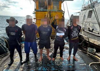 LIMA kru warga Myanmar termasuk seorang tekong ditahan Maritim Perak selepas disyaki melanggar syarat sah lesen, Selasa lalu.