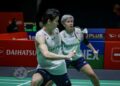 Aksi Chen Tang Jie-Toh Ee Wei ketika tewas kepada gandingan China, Gao Jia Xuan-Wei Ya Xin, 18-21, 16-21 di suku akhir Kejohanan Badminton Masters Malaysia di Unifi Arena, kelmarin. Gambar; MUHAMAD IQBAL
