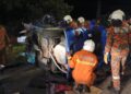 ANGGOTA bomba mengeluarkan mangsa yang tersepit dalam kemalangan di  Changkat Cermin, Ayer Tawar, Beruas hari ini.